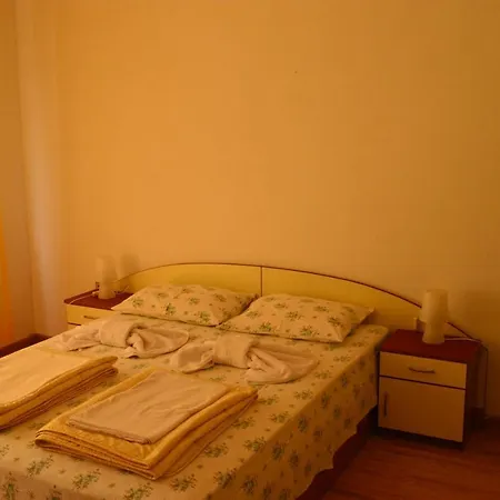 Yanis ゲストハウス 3*