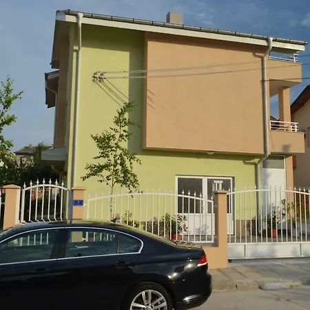 Yanis Guest house 3*